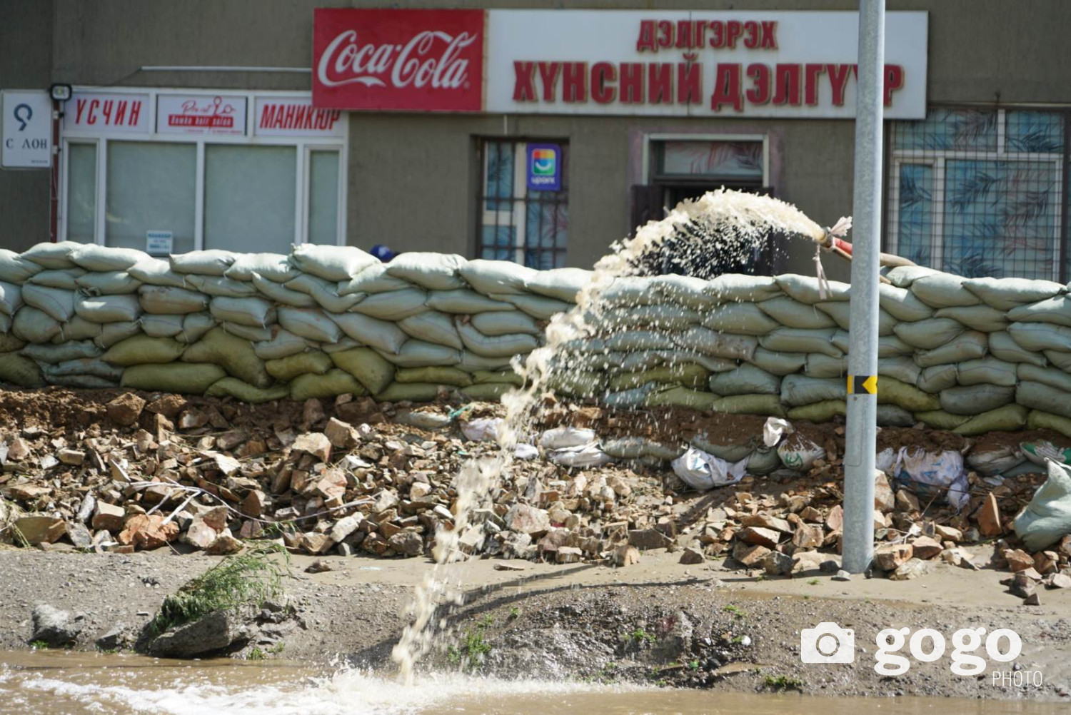 Дунд гол орчимд хуримтлагдсан лаг шавар, хогийг зөөж орчныг ...
